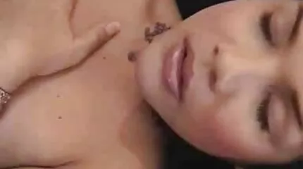 सौतेली माँ एक जवान आदमी के सेक्स अधिनियम में फंस जाती है सनी लियोन की सेक्सी पिक्चर फुल एचडी में
