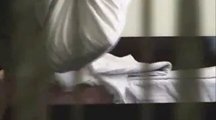 मैं एक सेक्सी फुल पिक्चर परित्यक्त शेड में एक बिस्तर पर एक घिनौना आदमी चूमा